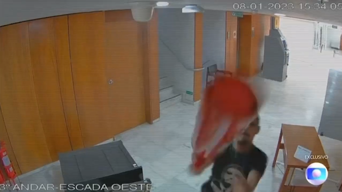 VIDEO: Imágenes inéditas muestran a bolsonaristas destruyendo el palacio presidencial en Brasilia