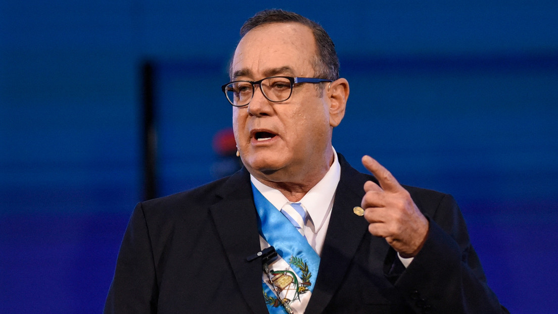 Giammattei le pide "cordura" a Petro y dice que no hay persecución contra el ministro de Defensa