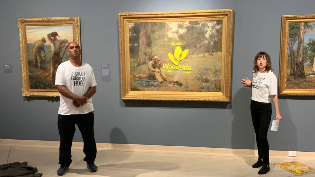 Activistas vandalizan una icónica pintura australiana pintando el logo de una compañía petrolera