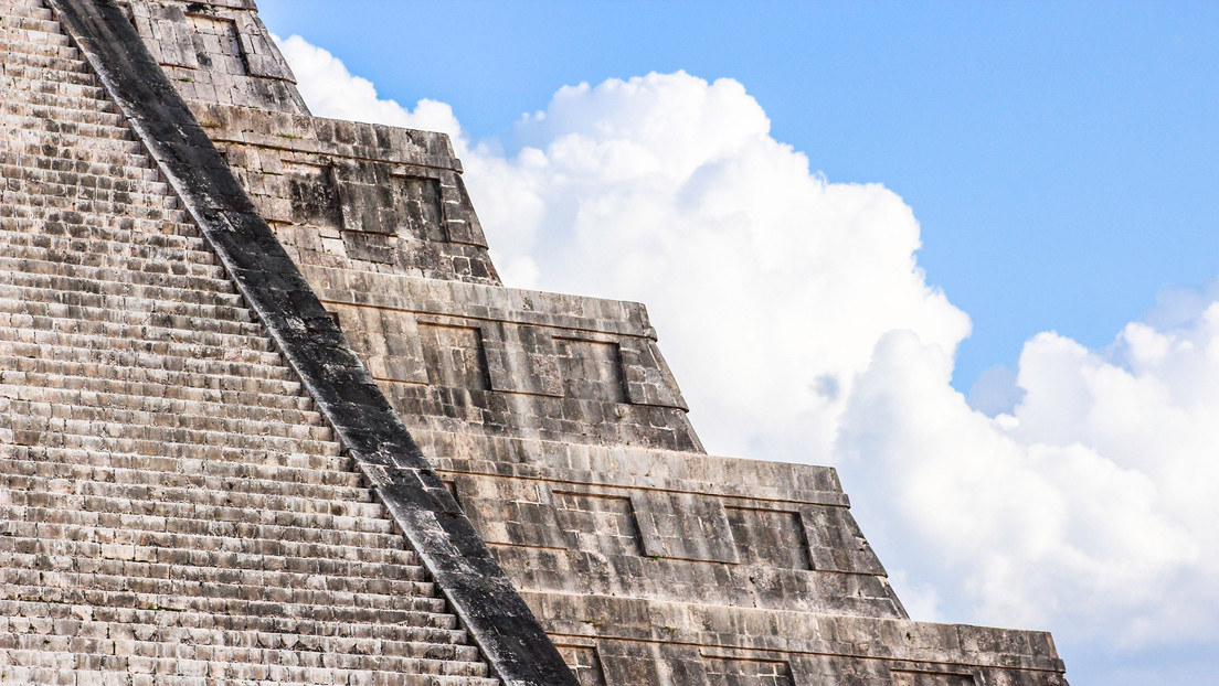 Reprenden a 'garrotazos' a un turista por subir la pirámide de Kukulkán en Chichen Itza pese a las restricciones (VIDEO)
