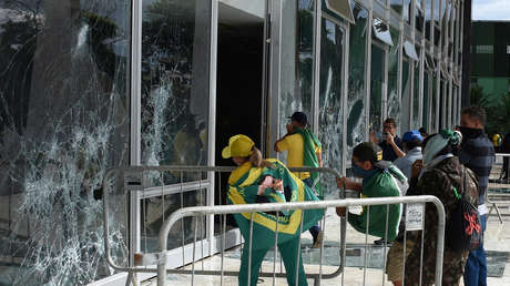 Alexandria Ocasio-Cortez pide que EE.UU. deje de "conceder refugio a Bolsonaro"