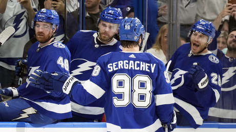 Defensor ruso de la NHL voltea a un rival de un puñetazo (VIDEO)