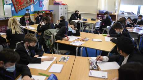 Dos escuelas del Reino Unido prohíben a sus estudiantes todo tipo de contacto físico