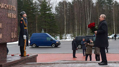 Putin deposita flores en un monumento por el 80.º aniversario de la ruptura del sitio de Leningrado