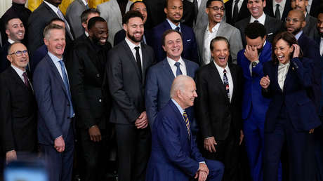 "No lo voy a hacer": Biden se arrodilla para una foto, pero Harris no se atreve (VIDEO)