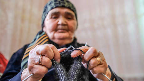 Prendas tejidas a mano y drones para salvar vidas: mujeres de toda Rusia brindan su apoyo a los militares en el frente