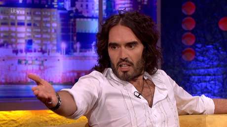 El actor Russell Brand afirma que EE.UU. "está luchando junto con los nazis" contra Rusia