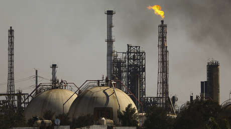 López Obrador busca la "autosuficiencia" de México en diésel y gasolina al final de su mandato