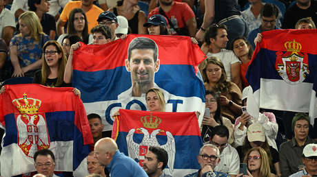 Personal del Abierto de Australia intenta despojar a unos serbios de su bandera tras confundirla con la rusa (VIDEO)