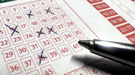 Le roba a su primo un billete de lotería premiado con un millón de dólares y le dice que solo ha ganado 20.000