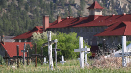 Descubren decenas de posibles sitios de entierro en un antiguo internado para niños indígenas administrado por la Iglesia en Canadá