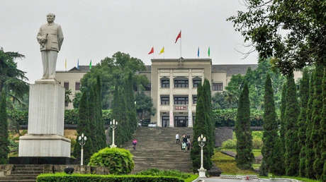 Universidad despide a profesor que obligó a una estudiante a mantener una "relación inapropiada" durante 3 años