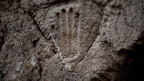 Huella de una mano en un foso de unos 1.000 años de antigüedad desconcierta a los arqueólogos en Israel
