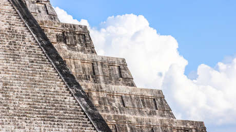 Reprenden a 'garrotazos' a un turista por subir la pirámide de Kukulkán en Chichen Itza pese a las restricciones (VIDEO)