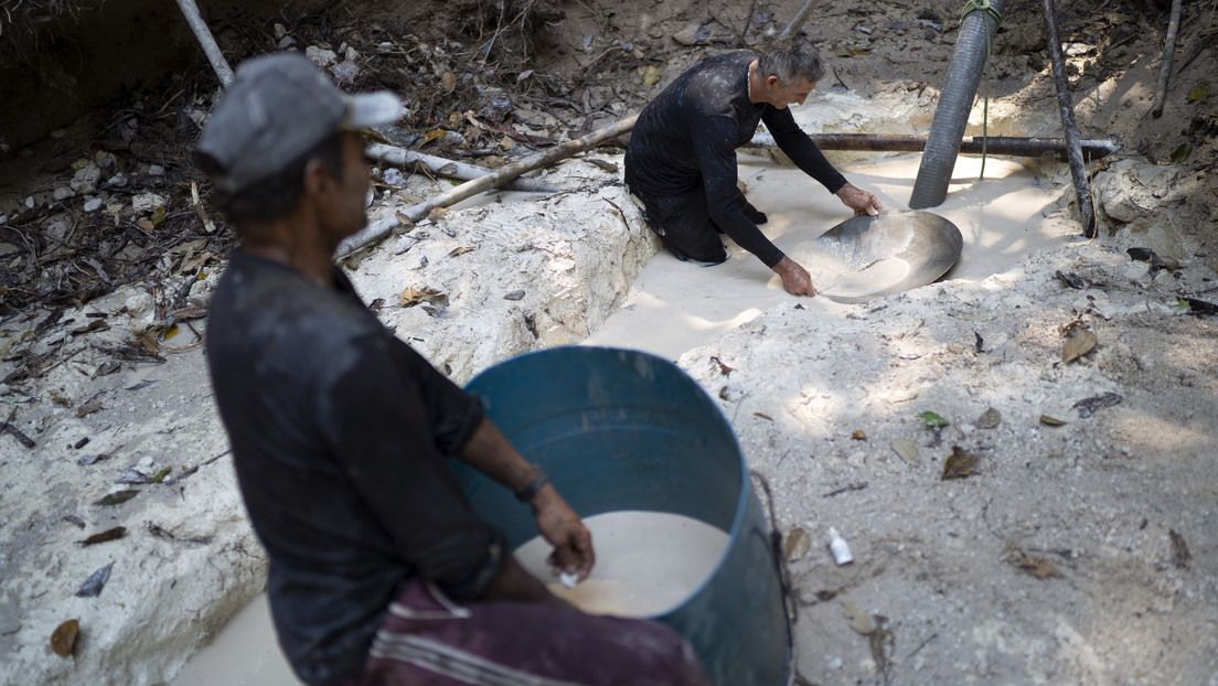 Dinero, trampas y vacíos legales: Por qué el oro ilegal en Brasil está detrás de la tragedia yanomami