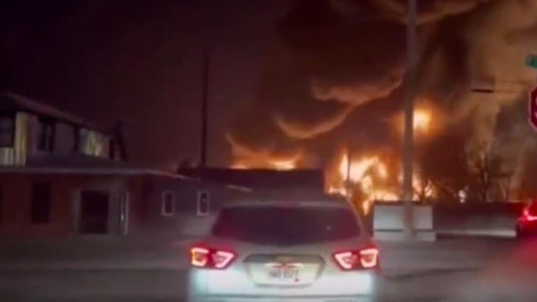 Descarrila un tren y provoca un gran incendio en el estado estadounidense de Ohio