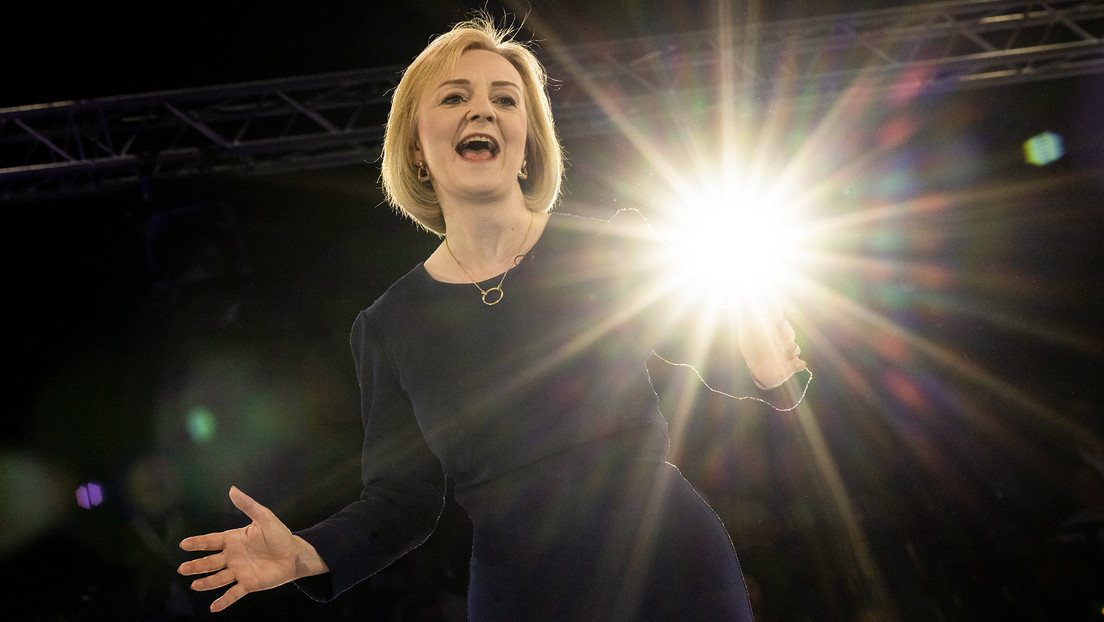Lizz Truss culpa al 'establishment' económico del colapso de su mandato