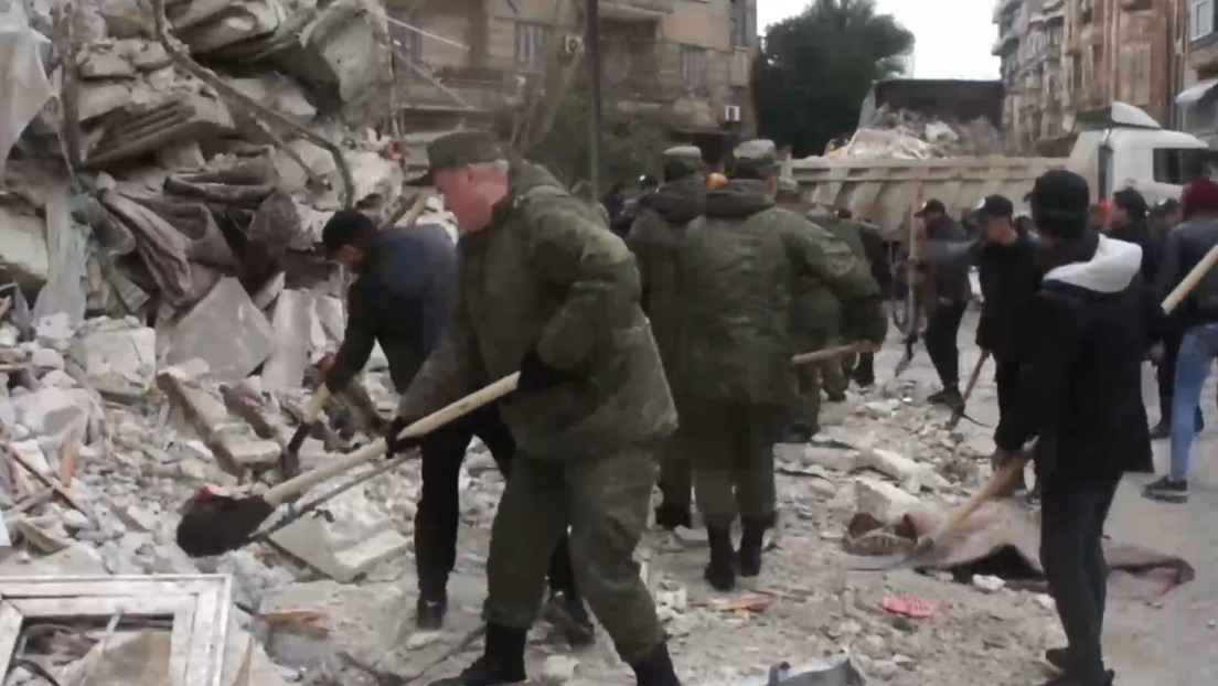 VIDEO: Militares rusos ayudan a enfrentar las consecuencias del fuerte terremoto en Siria