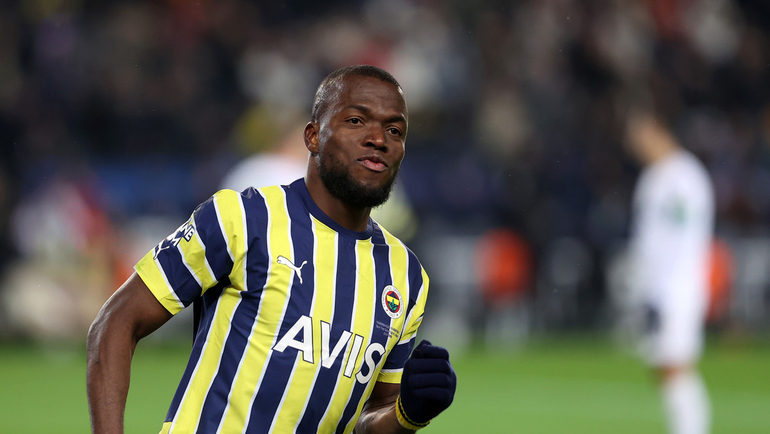 El futbolista ecuatoriano Enner Valencia compra colchones para víctimas del terremoto en Turquía