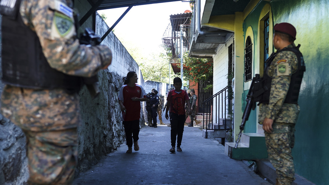 Organizaciones denuncian más de 4.500 abusos en El Salvador durante el régimen de excepción