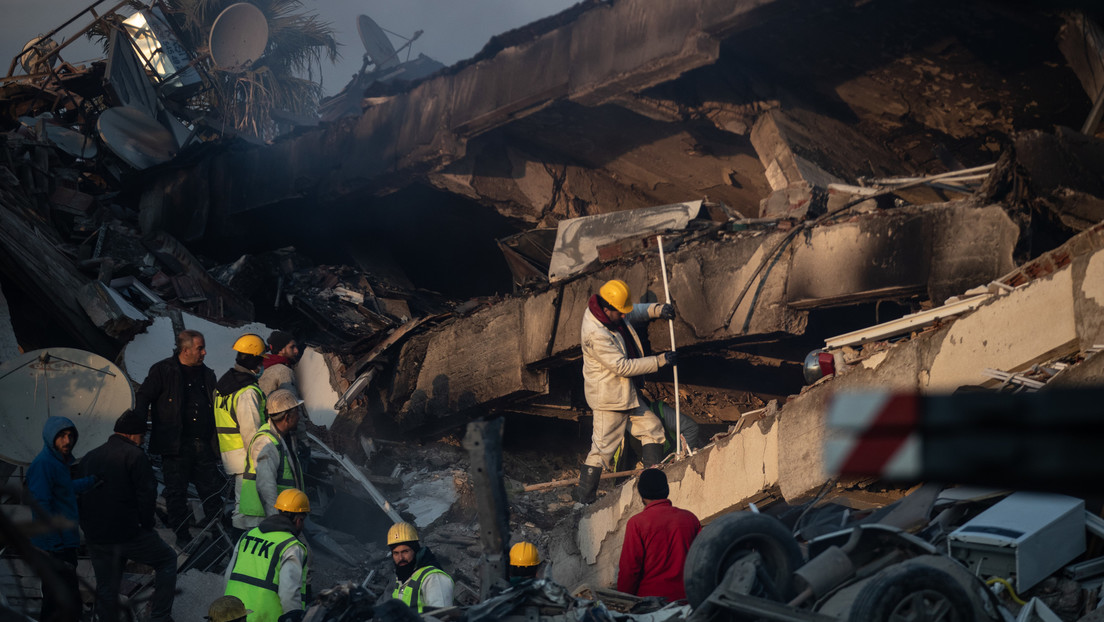 VIDEOS: Encuentran sobrevivientes a más de 100 horas de los devastadores sismos de Turquía