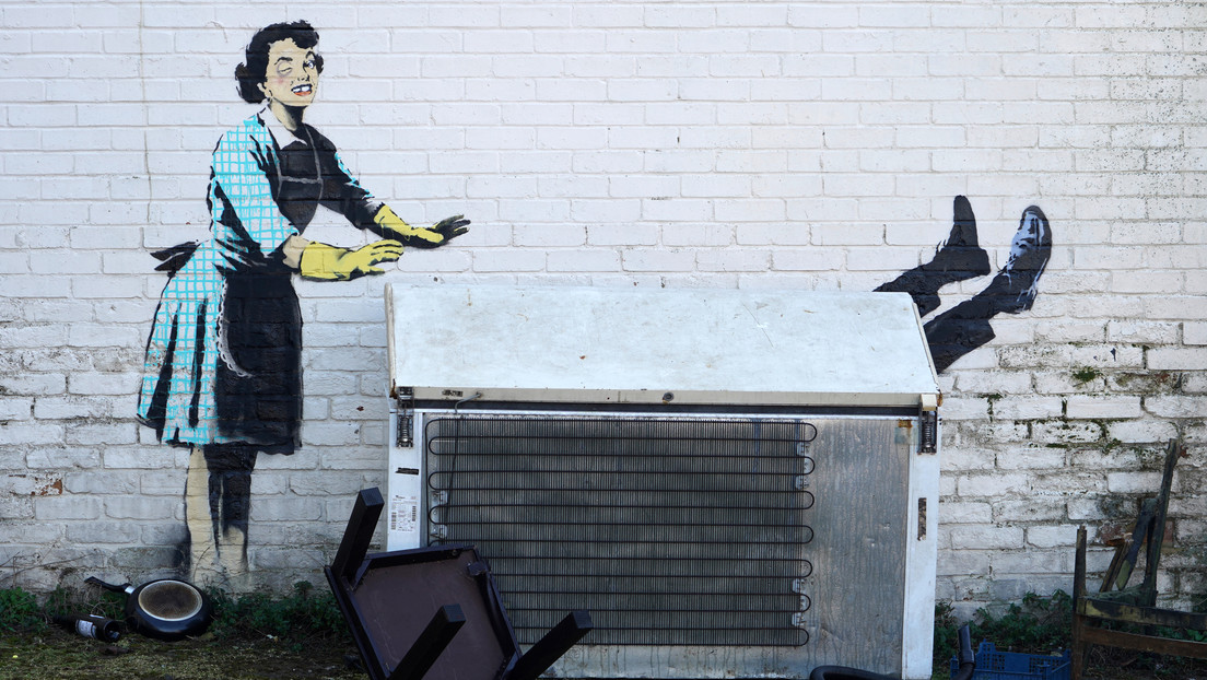 'Máscara de San Valentín': aparece un grafiti de Banksy sobre la violencia contra las mujeres