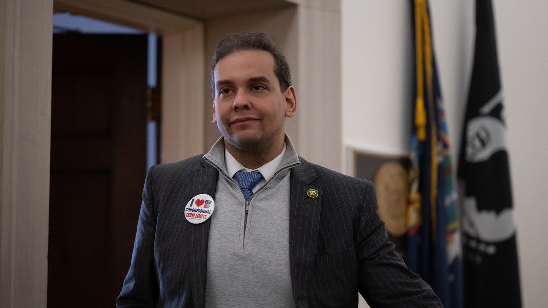 Congresista que inventó su currículum explica la razón del engaño y admite ser un "terrible mentiroso"