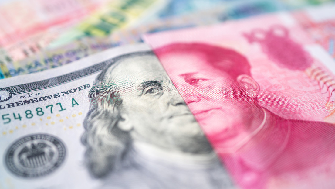 Camino a la desdolarización: Otro país del golfo Pérsico analiza alternativas a la moneda estadounidense