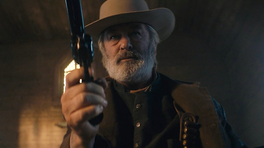 Tres personas demandan a Baldwin por causarles "estrés postraumático" tras el accidente mortal en el rodaje de 'Rust'