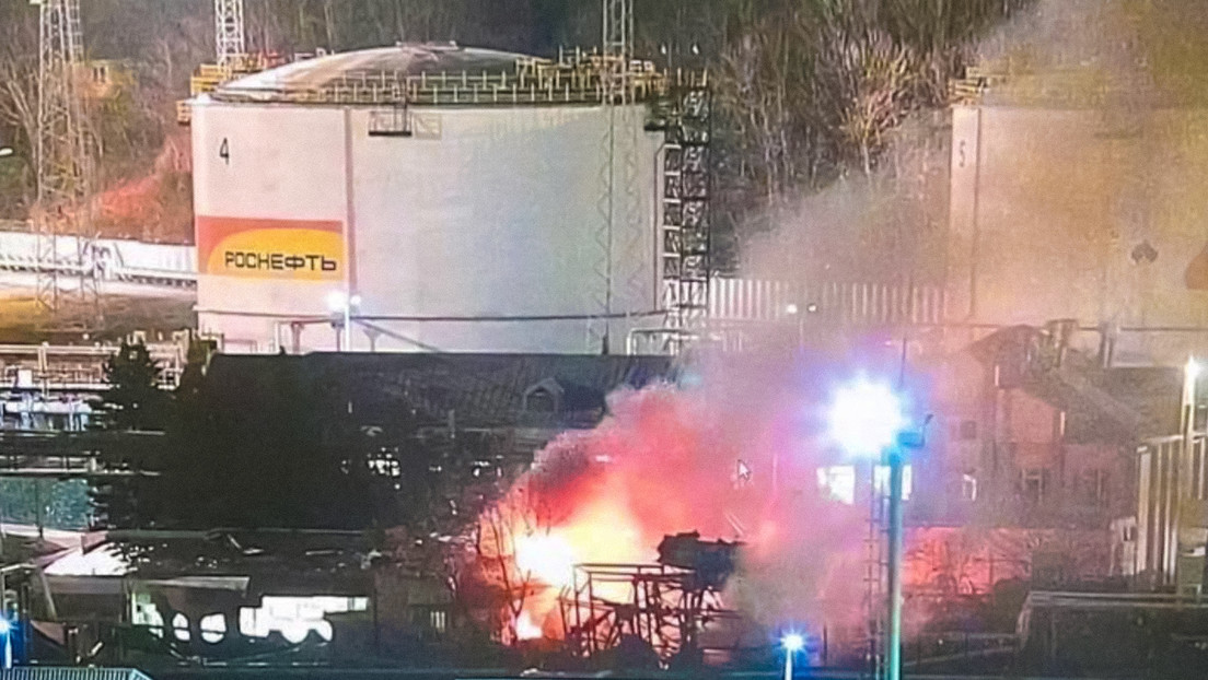 Se incendia un edificio en un depósito petrolero al sur de Rusia (VIDEO, FOTOS)