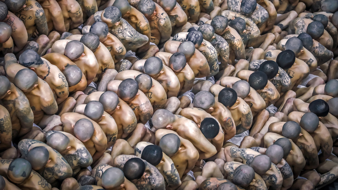 "No van a salir": Gobierno de El Salvador sobre los presuntos pandilleros internados en megacárcel