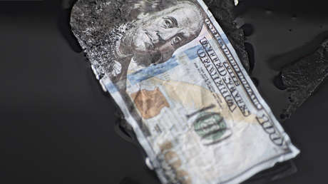 Exasesor de la Casa Blanca advierte que la desdolarización del petróleo podría socavar la economía de EE.UU.