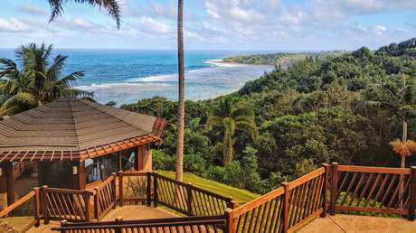 Una roca gigante atraviesa la pared de una casa y casi mata a una mujer (VIDEO)