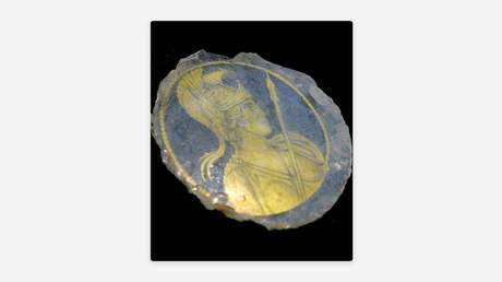 Hallan un vidrio con la figura de la diosa de Roma en obras de ampliación del metro