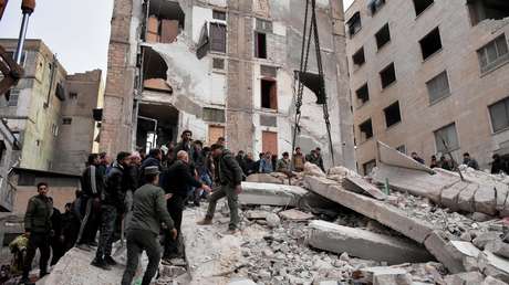 VIDEO: Un niño sirio atrapado entre los escombros con la mitad de su cuerpo en el aire tras el paso del terremoto
