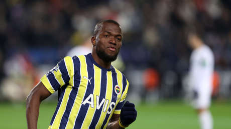 El futbolista ecuatoriano Enner Valencia compra colchones para víctimas del terremoto en Turquía