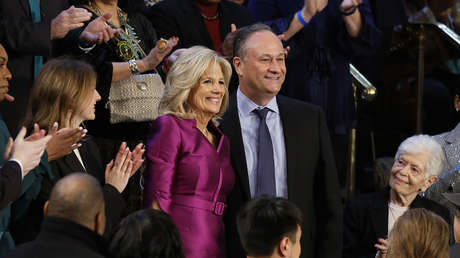 Jill Biden y el esposo de Kamala Harris comparten un extraño beso durante un disсurso de Joe Biden (VIDEO)