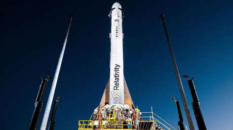 Apilan en una plataforma un cohete impreso en 3D para su primer lanzamiento