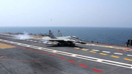 Cazas embarcados aterrizan con éxito en el primer portaviones indio de fabricación propia