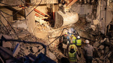 Suben a un soldado turco en una excavadora para recuperar el celular de una anciana que no encontraba a su hijo