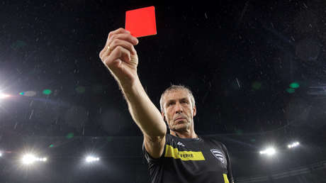 Hincha golpea a un futbolista colombiano y expulsan al jugador por su reacción (VIDEO)