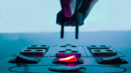 Niña muere electrocutada en Tailandia mientras cargaba su teléfono