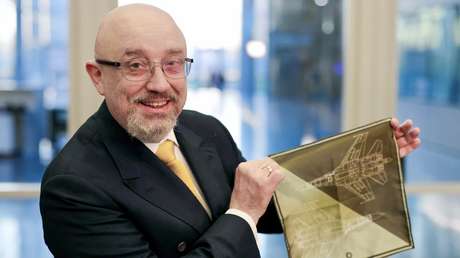 Ministro de Defensa ucraniano lleva un pañuelo con el dibujo de un caza a reunión de la OTAN