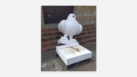 Ataque a escultura de 'La paloma de la paz' en marcha uribista reabre herida de la violencia en Medellín