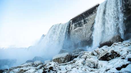 Una mujer muere tras saltar con su hijo de 5 años desde un barranco en las cataratas del Niágara