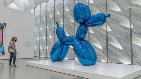 Una mujer rompe sin querer la escultura de un perro-globo de 42.000 dólares