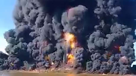 Una columna de fuego tras el incendio en Ixhuatlán del Sureste, Veracruz, México, 23 de febrero de 2023.