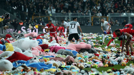 VIDEO: Lluvia de osos de peluche para los niños que sufrieron el terremoto de Turquía durante un partido de fútbol