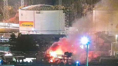Se incendia un edificio en un depósito petrolero al sur de Rusia (VIDEO, FOTOS)