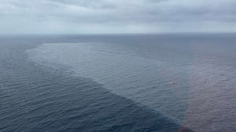 Un buque cisterna causa un derrame de petróleo en Filipinas tras quedar parcialmente hundido (VIDEO)